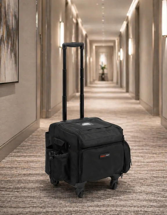 Mobile-Pack Small Pack in a modern hallway